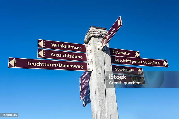 Richtung Zeichen Stockfoto und mehr Bilder von Kreuzungsschild - Kreuzungsschild, Wegmarkierung - Pfosten, Wegweiser