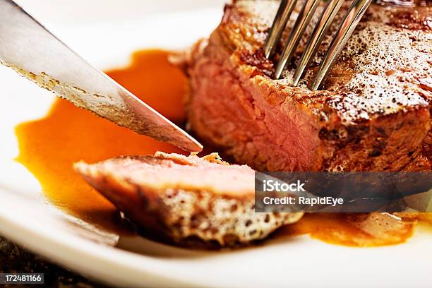 Foto de Fatiando Em Carne Grelhada Para Revelar Bife Médio Raro Interior e mais fotos de stock de Bife