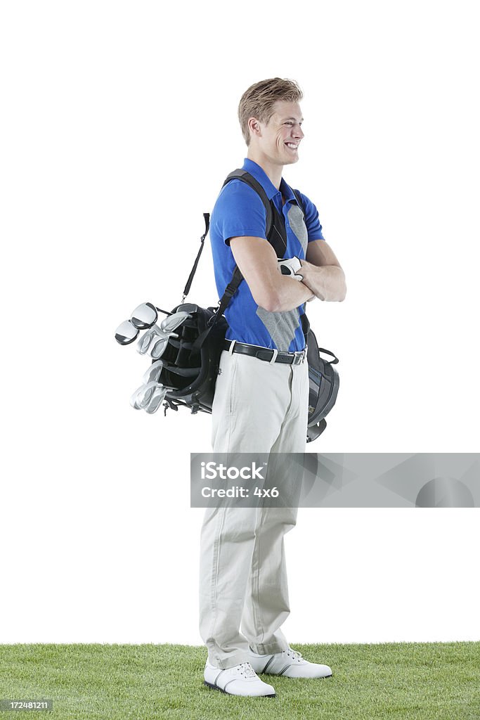 Sorridente golfista uomo in piedi sull'erba - Foto stock royalty-free di 18-19 anni