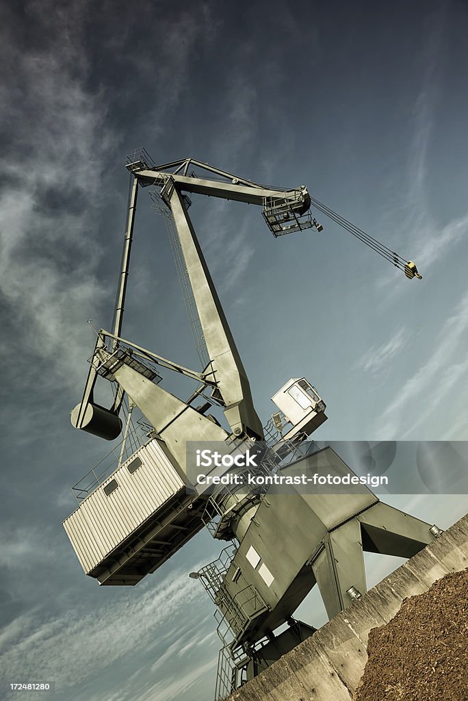 Harbor Gru contro il cielo minaccioso. - Foto stock royalty-free di Gru