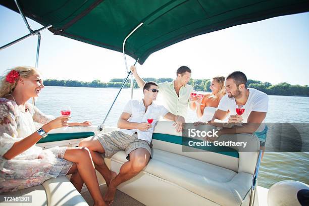 Foto de Festeje O Barco e mais fotos de stock de Amizade - Amizade, Velejar, 30 Anos