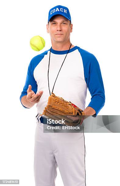 Treinador De Basebol Com Luva E Bola Isolado Em Fundo Branco - Fotografias de stock e mais imagens de Adulto