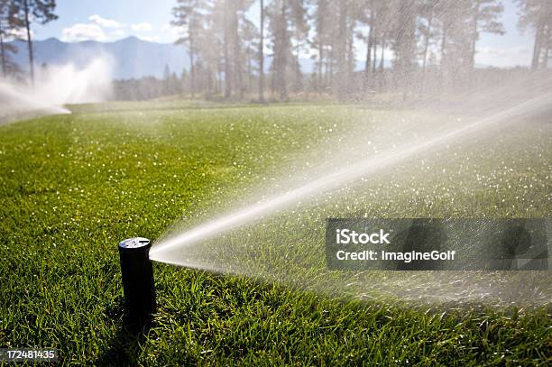 Gießen Ein Golfplatz Und Sprinkleranlage Stockfoto und mehr Bilder von Beregnungsanlage - Beregnungsanlage, Sprinkler, Reparieren