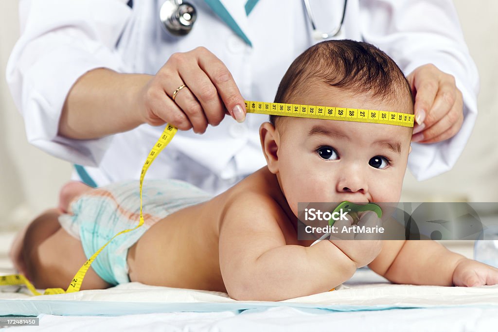 Pediatra com bebê's head - Foto de stock de Bebê royalty-free