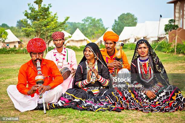 Música Indiana Grupo De Entretenimento - Fotografias de stock e mais imagens de Índia - Índia, Bollywood, Figurino