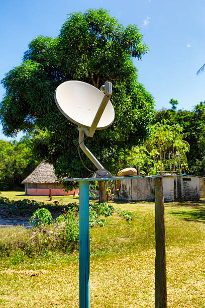 antena parabólica instalado em yutaje indígenas lodge, venezuela - satellite dish television aerial isolated satellite tv imagens e fotografias de stock