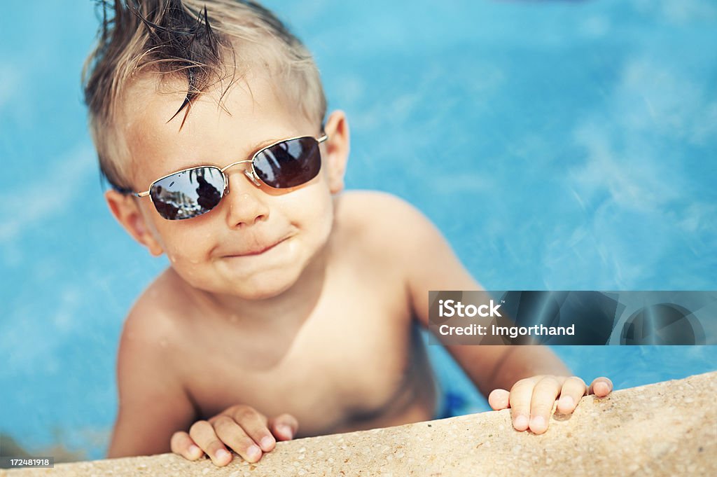 Cool ragazzo in piscina - Foto stock royalty-free di 2-3 anni