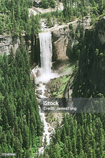 Foto de Cachoeira Vernal No Parque Nacional De Yosemite e mais fotos de stock de Cachoeira Vernal - Cachoeira Vernal, Califórnia, Cascata