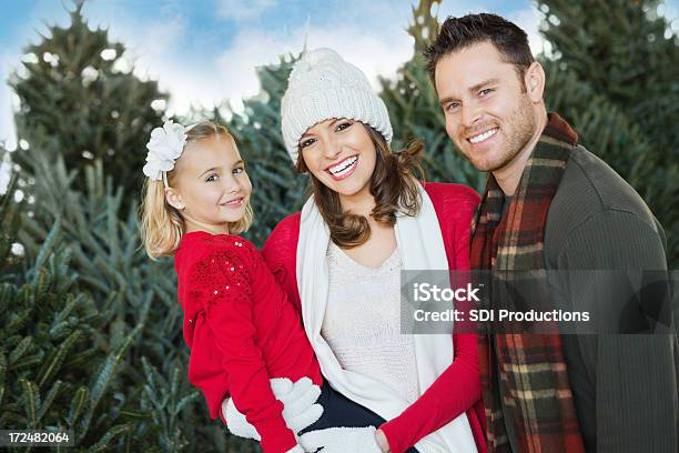 Glückliche Familie Such Dir Weihnachtsbaum Zu Kaufen Sie In Der Farm Stockfoto und mehr Bilder von Agrarbetrieb