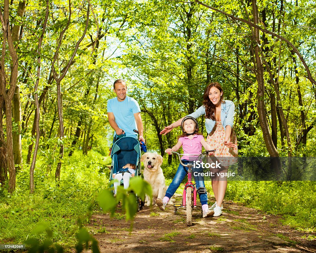 Familie mit zwei Kindern Wandern und Radfahren im Wald. - Lizenzfrei Aktiver Lebensstil Stock-Foto