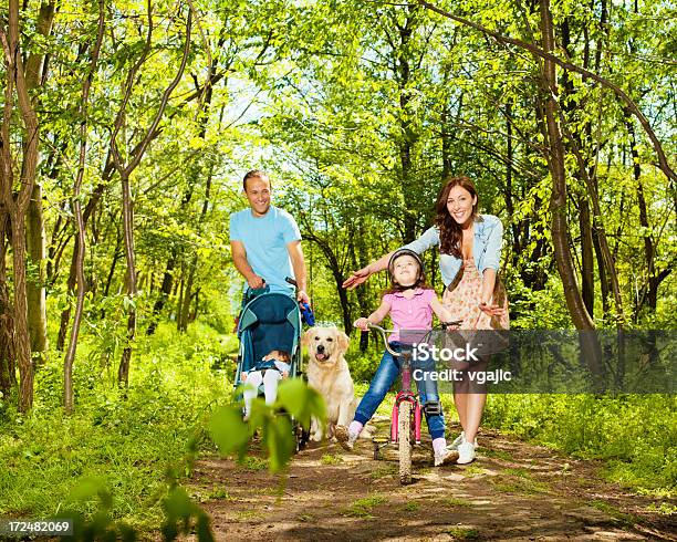 Familie Mit Zwei Kindern Wandern Und Radfahren Im Wald Stockfoto und mehr Bilder von Aktiver Lebensstil