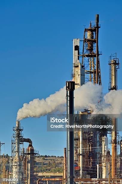 Uma Refinaria Com Fumo De Vapores No Wyoming - Fotografias de stock e mais imagens de Abastecer - Abastecer, Ao Ar Livre, Azul