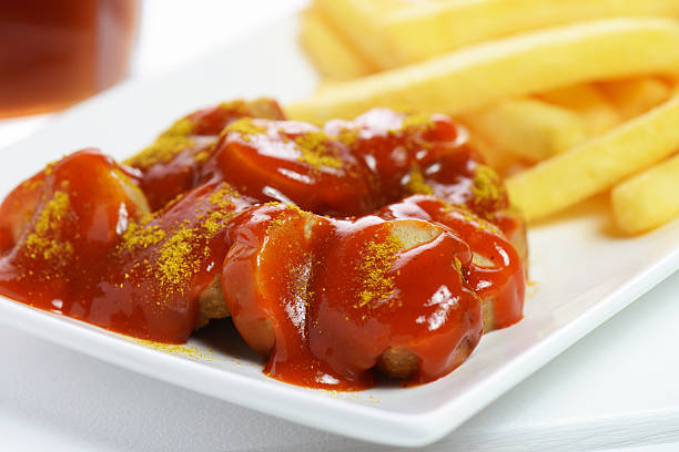 curry-wurst und pommes frites - currywurst stock-fotos und bilder