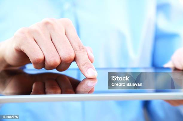Geschäftsleute Hand Holding Digital Tablet Auf Hellblauen Hintergrund Stockfoto und mehr Bilder von Arbeiten