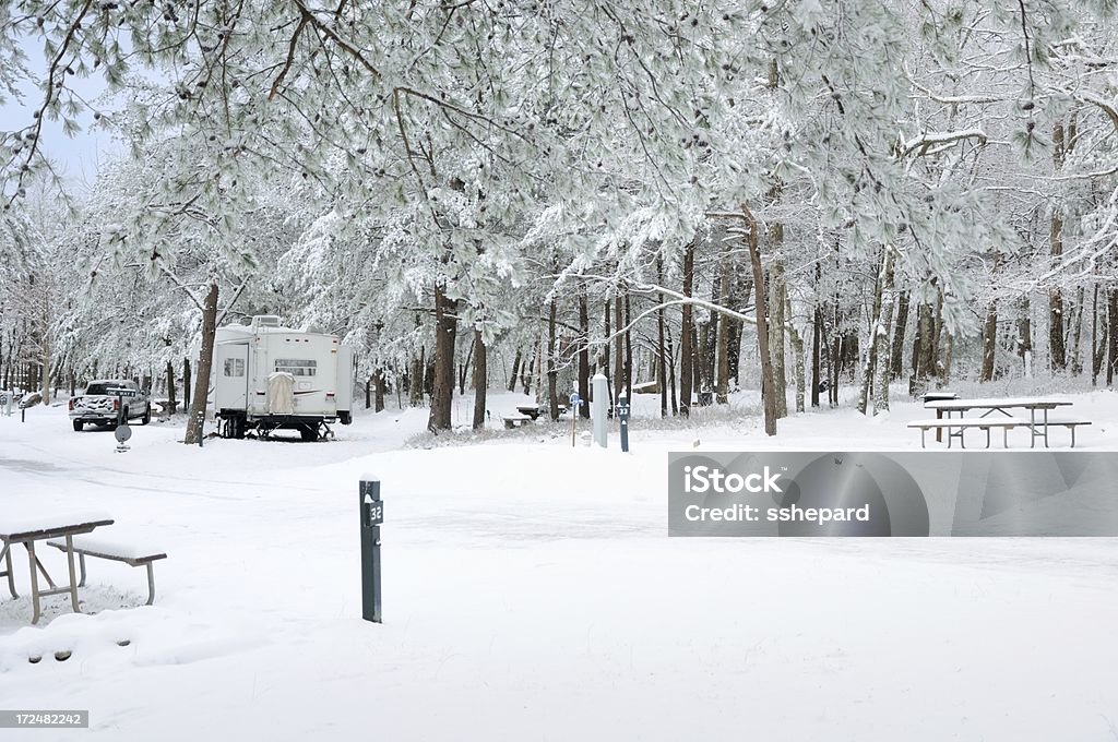 Acampamento com um trailer inverno - Foto de stock de Inverno royalty-free