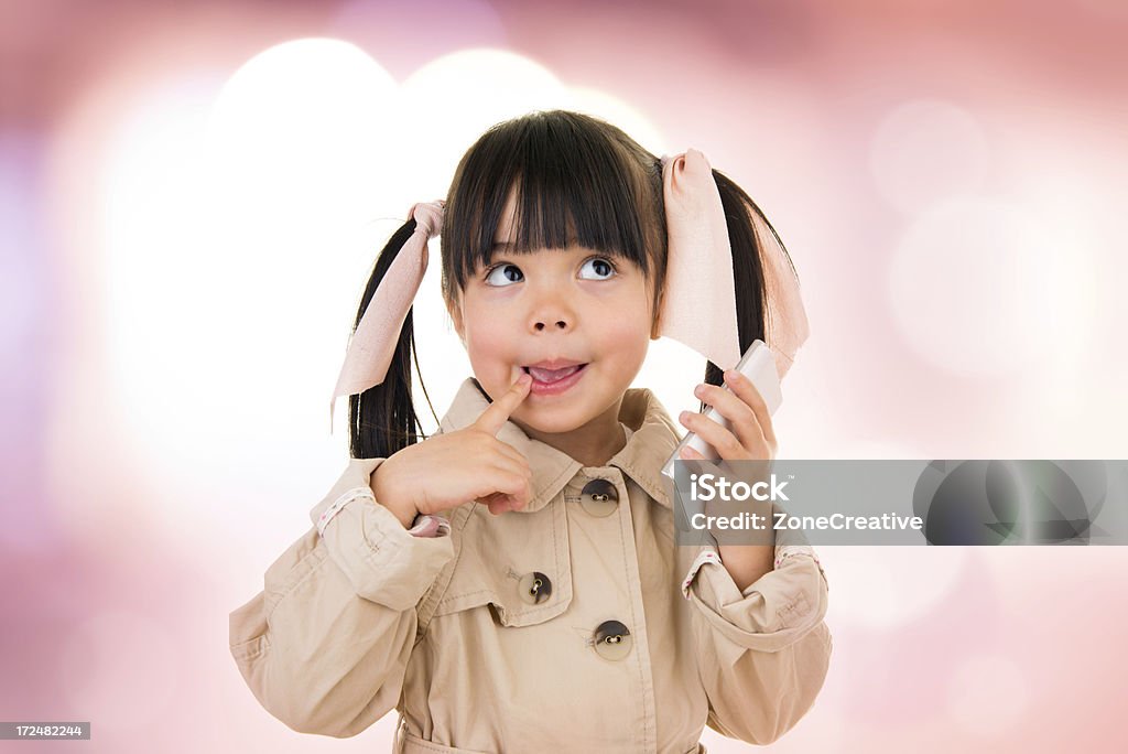 Азиатские красивая Маленькая девочка Портрет на мобильных - Стоковые фото Азиатского и индийского происхождения роялти-фри