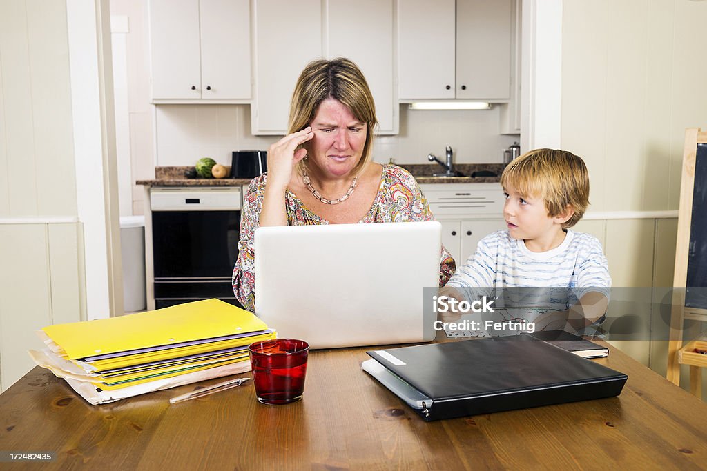 Madre stressata lavorando a casa - Foto stock royalty-free di Adulto