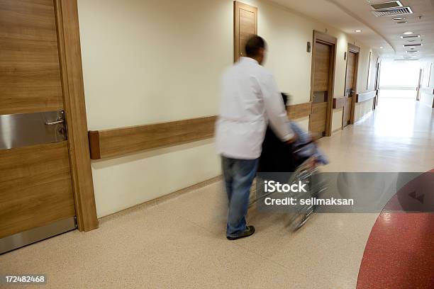 Enfermeira Empurrando O Doente Sentado Na Cadeira De Rodas Movimento Desfocado - Fotografias de stock e mais imagens de Partindo