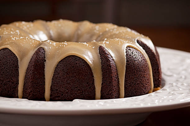 шоколадный торт с соленой карамелью glaze - chocolate cake dessert bundt cake стоковые фото и изображения