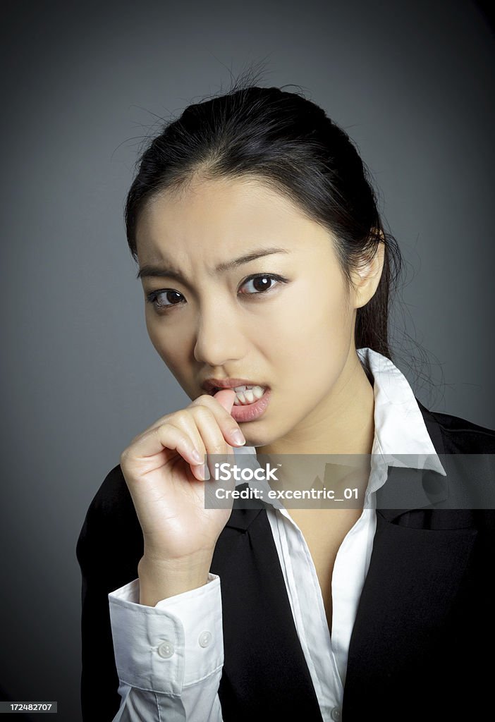 Ritratto di donna d'affari attraente ragazza asiatica isolato su grigio - Foto stock royalty-free di Abbigliamento elegante