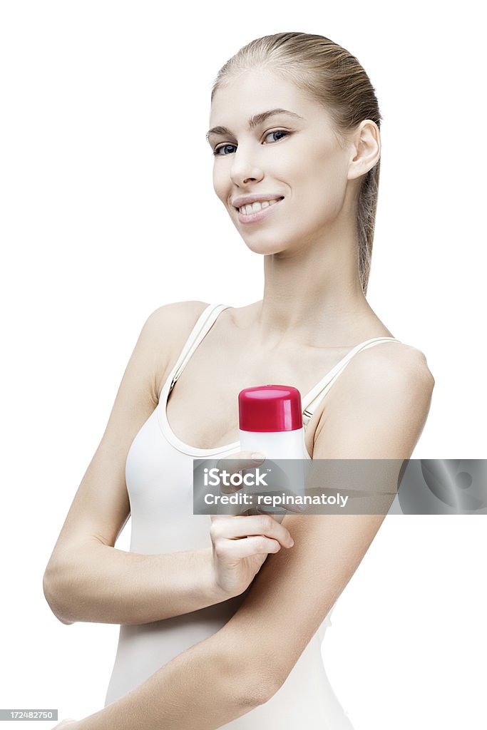 Jovem mulher loira segurando antiperspirant isolada no branco - Foto de stock de 25-30 Anos royalty-free