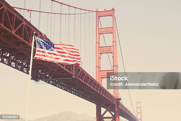 골든 게이트 브릿지 미국 플래깅 교량에 대한 스톡 사진 및 기타 이미지 - 교량, 미국 국기, 샌프란시스코-캘리포니아