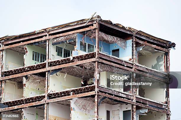 Foto de Olhando No Do Lado De Fora e mais fotos de stock de Aberto - Aberto, Armação de Construção, Arruinado