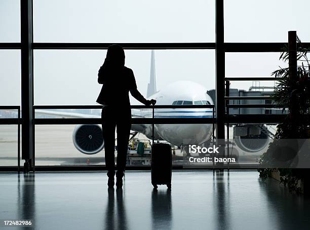 Attesa Del Volo - Fotografie stock e altre immagini di Aeroporto - Aeroporto, Sagoma - Controluce, Telefono