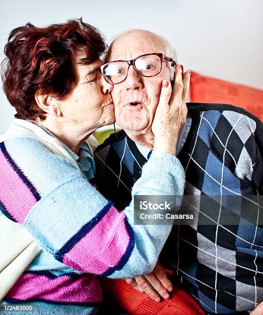 Cariñoso Pareja Mayor Foto de stock y más banco de imágenes de 80-89 años - 80-89 años, Adulto, Alegre