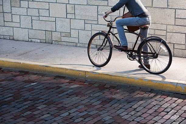 vista recortada de homem bicicleta de equitação - sc0581 imagens e fotografias de stock