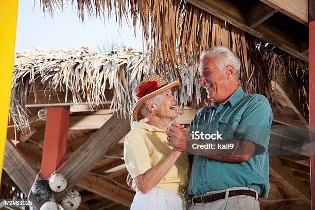 年配のカップル楽しみながらトロピカルな休暇を - 2人のストックフォトや画像を多数ご用意 - 2人, 60代, 70代