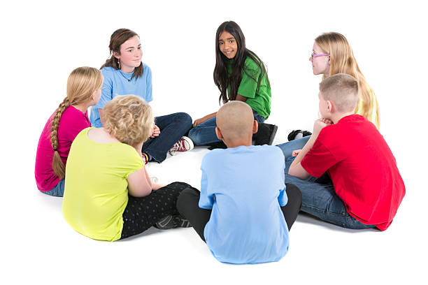 Grupy wstępnie nastolatków dzieci mówi na biały okrąg – zdjęcie