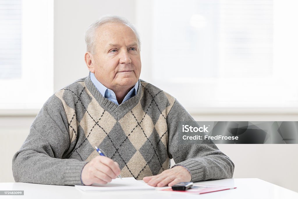 Senior hombre escribiendo - Foto de stock de 80-89 años libre de derechos