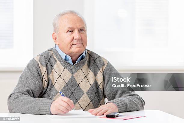 Senior Hombre Escribiendo Foto de stock y más banco de imágenes de 80-89 años - 80-89 años, Adulto, Adulto maduro