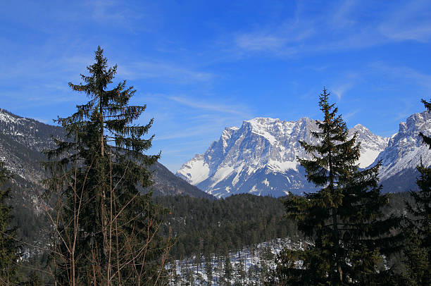 panorama de zugspitze - zugspitze mountain bavaria mountain ehrwald - fotografias e filmes do acervo