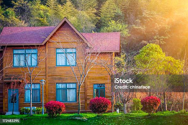 Foto de Custom Cedar Casa e mais fotos de stock de Cabana de Madeira - Cabana de Madeira, Exterior, Exterior de Prédio