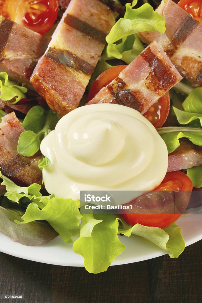 焼いた豚の肉、野菜サラダ - サワークリームのロイヤリティフリーストックフォト