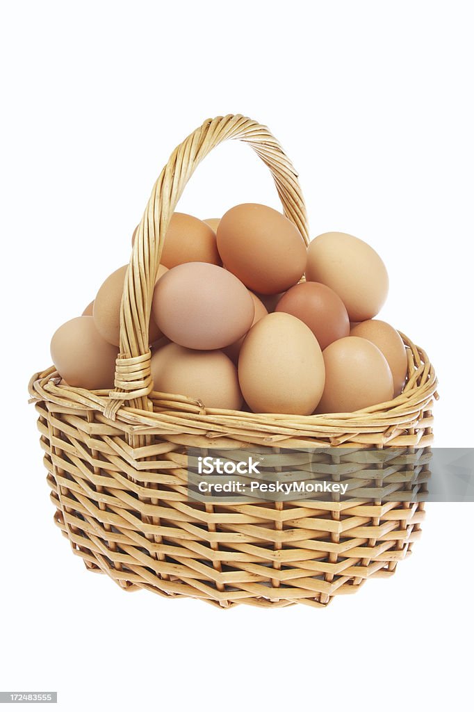 Todos tus huevos en un pequeño cesta de mimbre blanco de fondo - Foto de stock de Don't Put All Your Eggs In One Basket - Refrán ingles libre de derechos