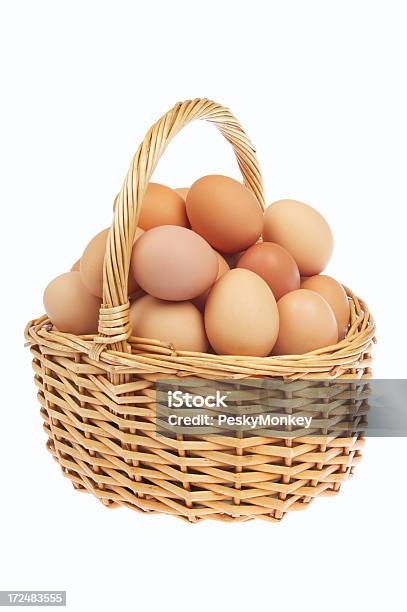 Todos Tus Huevos En Un Pequeño Cesta De Mimbre Blanco De Fondo Foto de stock y más banco de imágenes de Don't Put All Your Eggs In One Basket - Refrán ingles