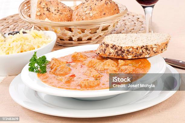 Foto de Goulash Com Pão E Vinhos e mais fotos de stock de Almoço - Almoço, Carne, Carne de Porco