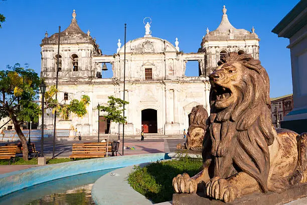 Photo of Stone lions in front of Catedral de Lee_n in Nicaragua