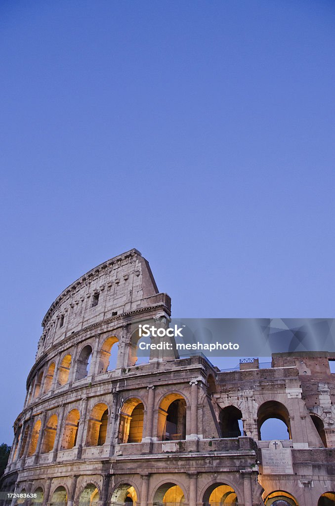 O Coliseu, em Roma, à noite - Foto de stock de Antigo royalty-free