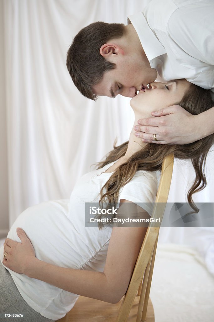 Schwangere Frau und ihr Ehemann - Lizenzfrei Augen geschlossen Stock-Foto