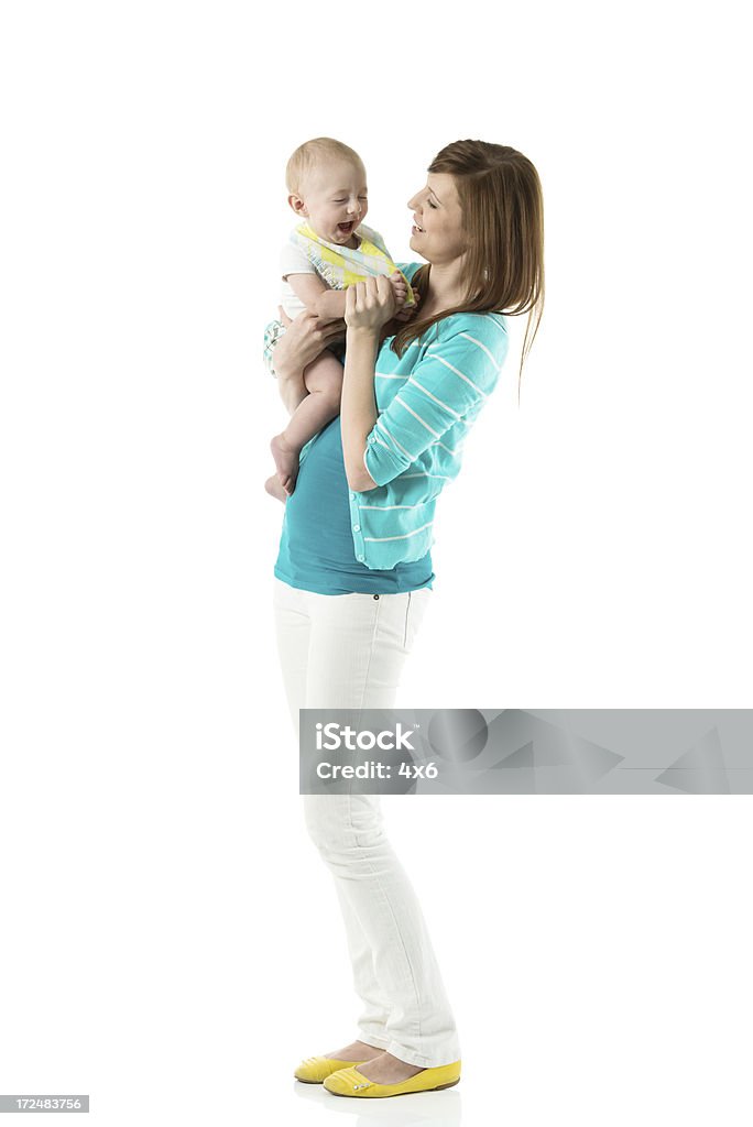 Sonriente joven madre jugando con su bebé - Foto de stock de Bebé libre de derechos