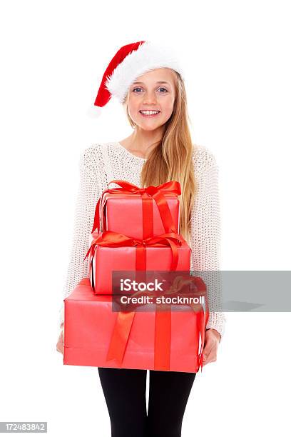 Bela Menina Segurando Natal Presentes E Sorrir - Fotografias de stock e mais imagens de 14-15 Anos - 14-15 Anos, Aniversário, Beleza