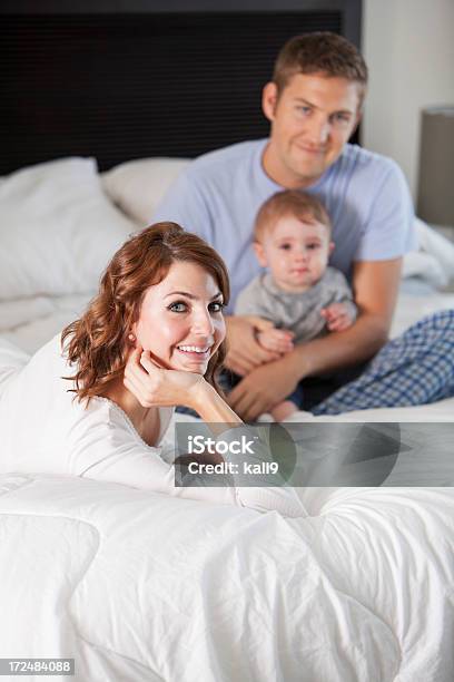 若い家族と赤ちゃんのベッドルーム - ベッドのストックフォトや画像を多数ご用意 - ベッド, 息子, 父親