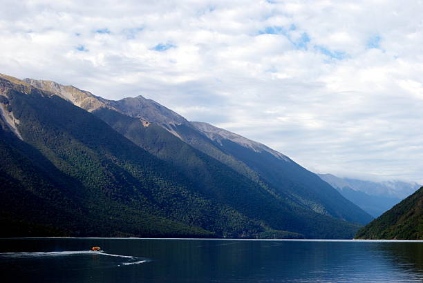 早朝 lake rotoiti 、ネルソン・レイクス国立公園、ニュージーランド - motorboating jet boat jet boating summer ストックフォトと画像