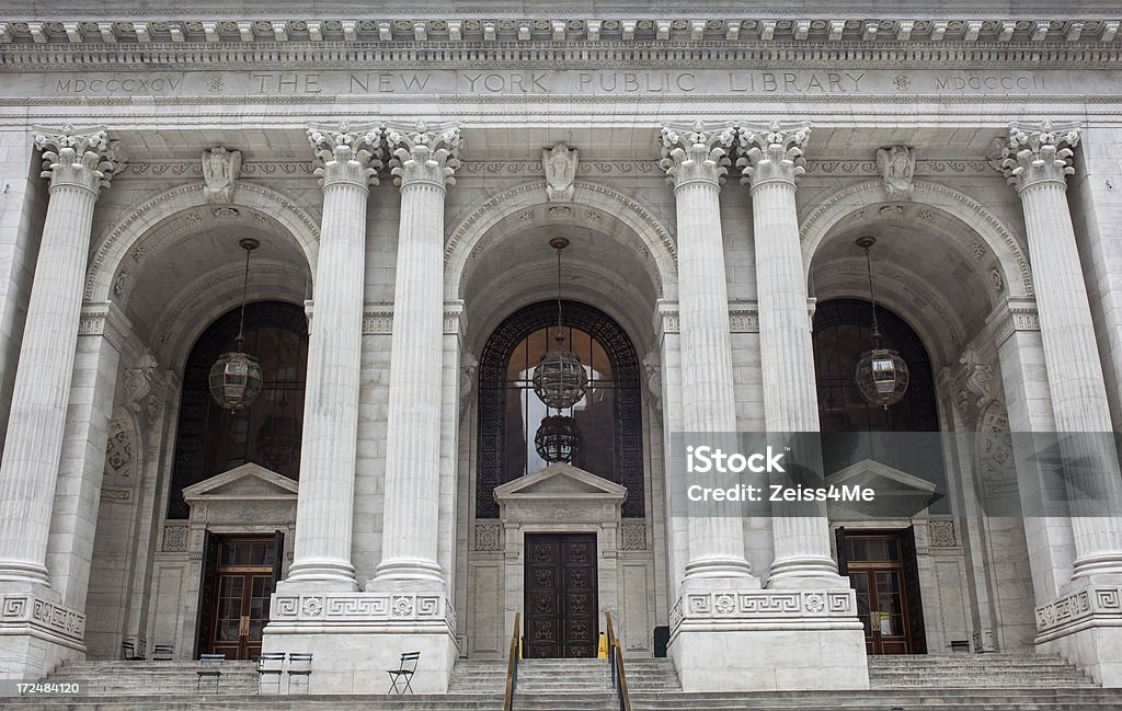 壮大なエントランスのニューヨーク公共図書館 - ドアのロイヤリティフリーストックフォト