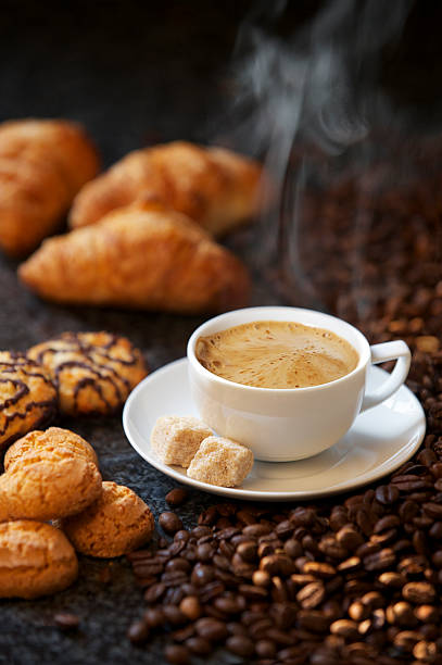 스트리밍 에스프레소 커피 - cafe breakfast coffee croissant 뉴스 사진 이미지