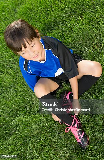 Młoda Dziewczyna Wiązać Jej Buty Do Piłki Nożnej - zdjęcia stockowe i więcej obrazów Dziewczyny - Dziewczyny, 8 - 9 lat, Azjaci
